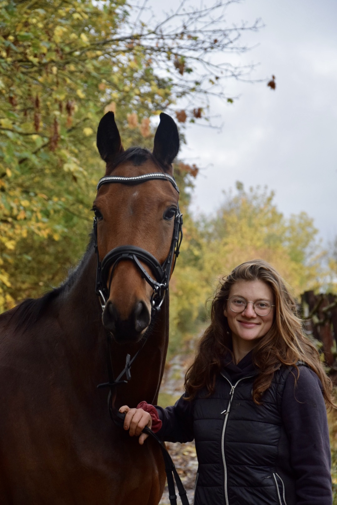 Theresa mit Freddy im Herbst